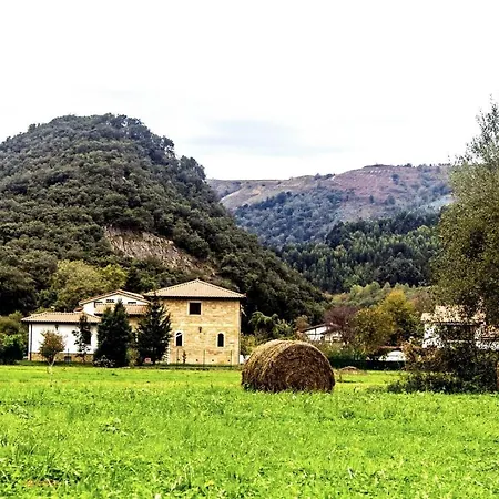 Conjunto Rural La Tejedora. Y Estudios Familiares. Hostel Rasines