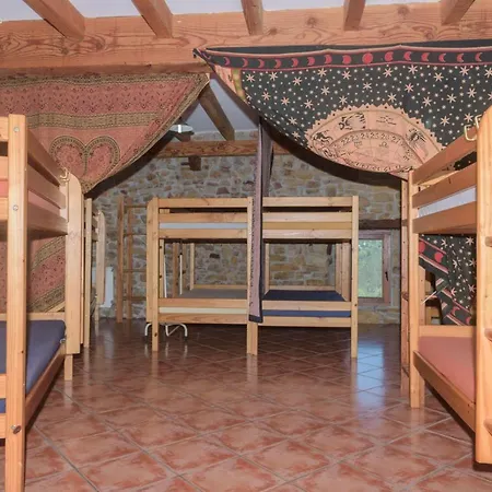 Conjunto Rural La Tejedora. Y Estudios Familiares. Hostel Rasines