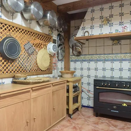 Conjunto Rural La Tejedora. Y Estudios Familiares. Hostel Rasines
