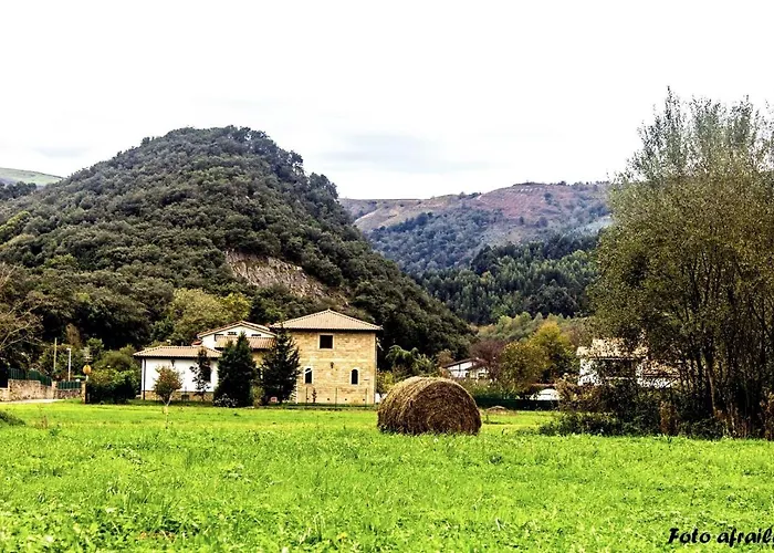 Conjunto Rural La Tejedora. Y Estudios Familiares. Ostello Rasines