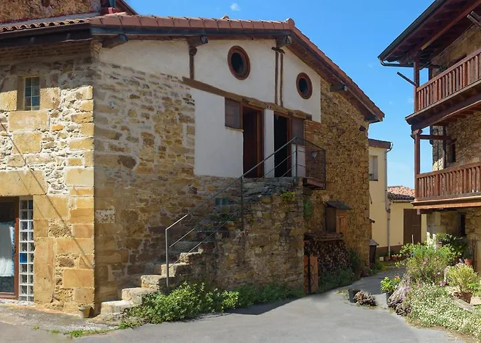 Conjunto Rural La Tejedora. Y Estudios Familiares. Rasines