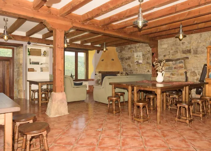 Vandrerhjem Conjunto Rural La Tejedora. Y Estudios Familiares. Rasines