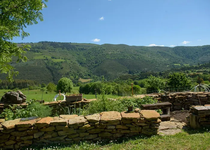 Conjunto Rural La Tejedora. Y Estudios Familiares. *